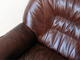 Фрагмент обивки дивана: натуральная кожа, отделочный шов